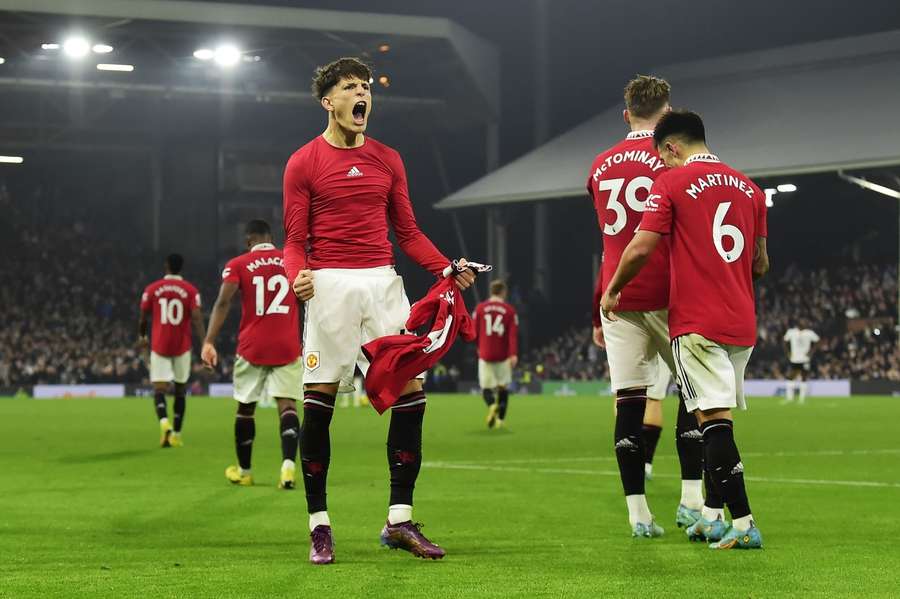 Trainer Ten Hag wint diep in blessuretijd met ManUnited laatste wedstrijd voor WK