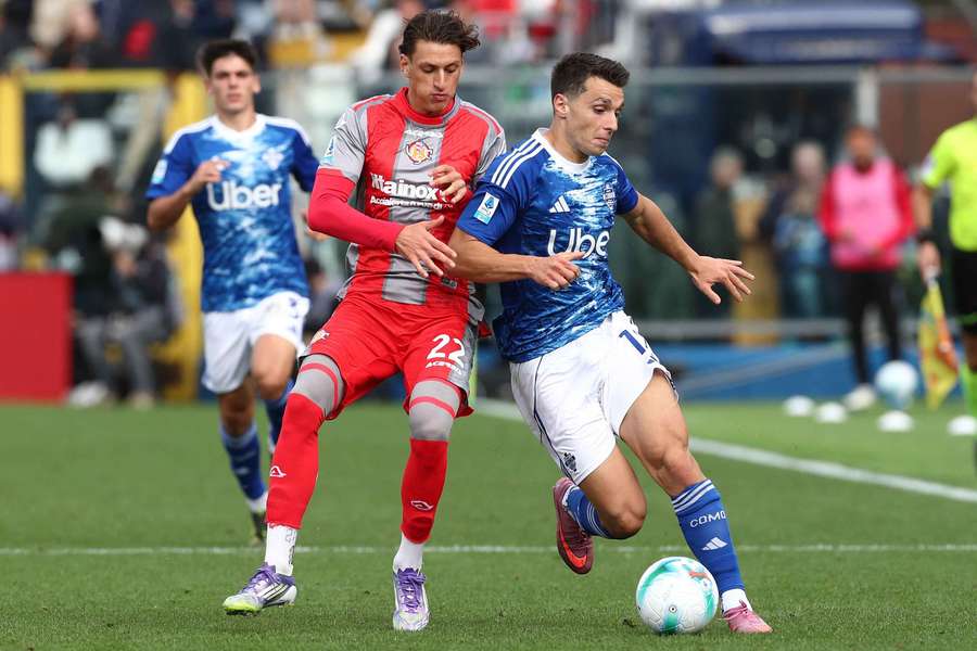 Cremonese e Como si affrontano nell'ultima giornata di Serie A con traguardi da raggiungere diametralmente opposti Cremonese e Como si affrontano nell'ultima giornata di Serie A con traguardi da raggiungere diametralmente opposti