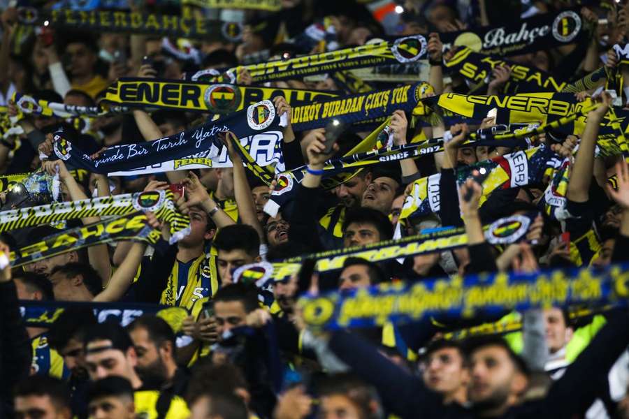 Adeptos do Fenerbahçe pediram a demissão do governo e foram agora castigados
