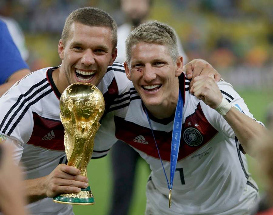 Podolski (à esq.) e Schweinsteiger (à dir.) foram campeões mundiais juntos em 2014