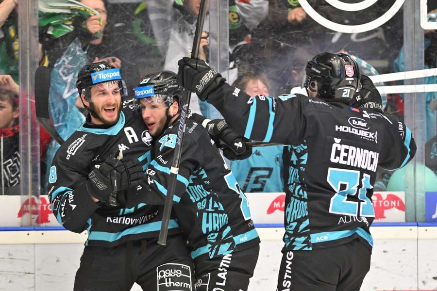 Hráči Karlových Varů slaví gól ve čtvrtém semifinále proti Třinci. Hráči Karlových Varů slaví gól ve čtvrtém semifinále proti Třinci.