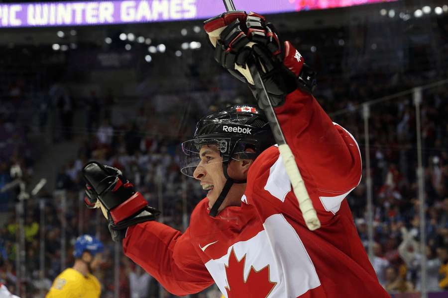 Sidney Crosby (na fotografii) priviedol Kanadu k výhre na ZOH 2014 v Soči.  