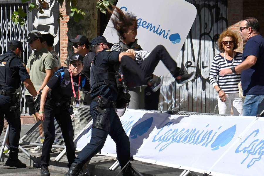 A polícia interceta uma manifestante
