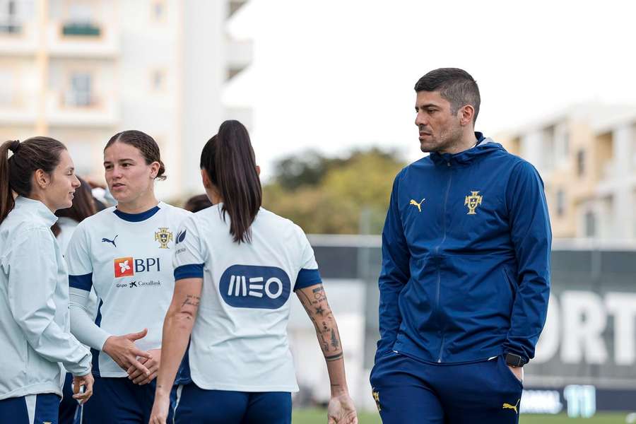 Francisco Neto à conversa com as jogadoras