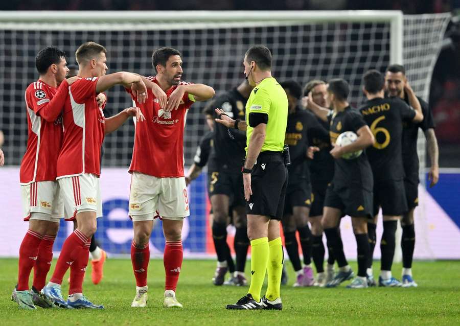 Jogadores do Union reclamam de carga de Joselu no gol de empate do Real