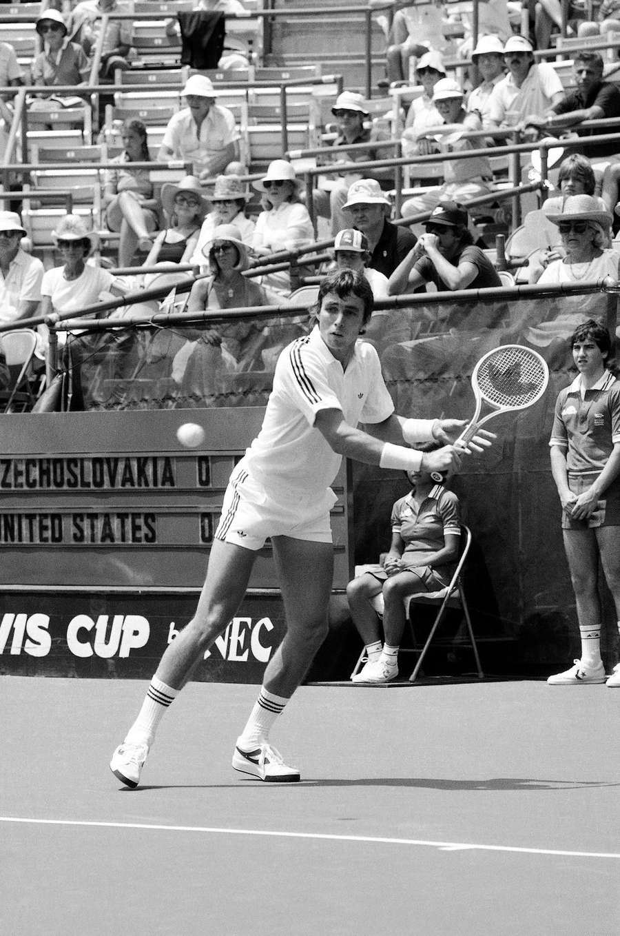 Ivan Lendl porazil v roce 1981 v daviscupovém utkání USA – Československo Johna McEnroea ve třech setech.