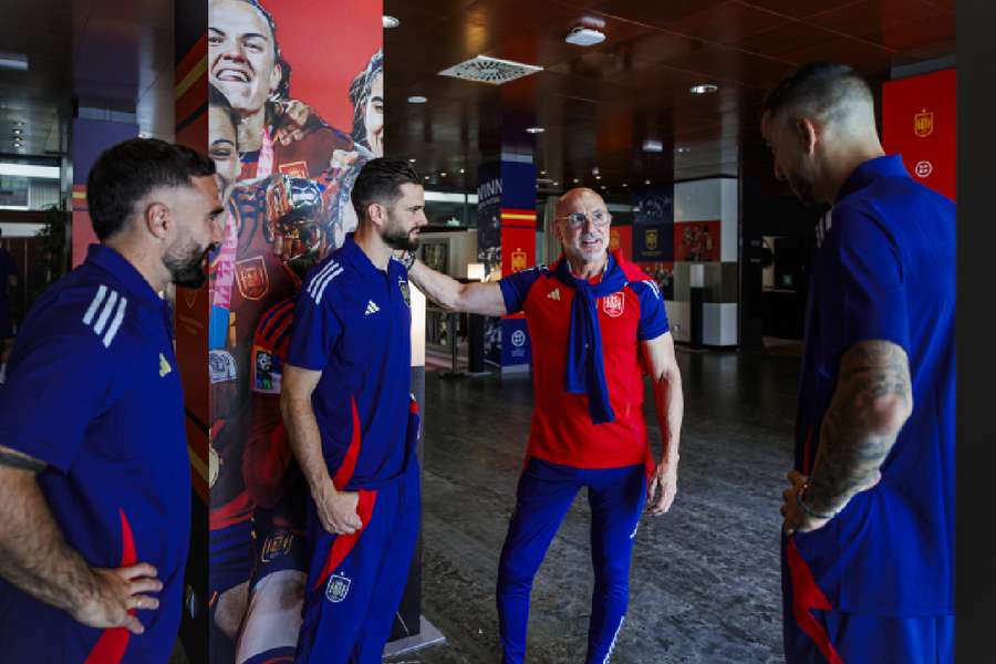 Nacho, Joselu y Carvajal hablan con De la Fuente.