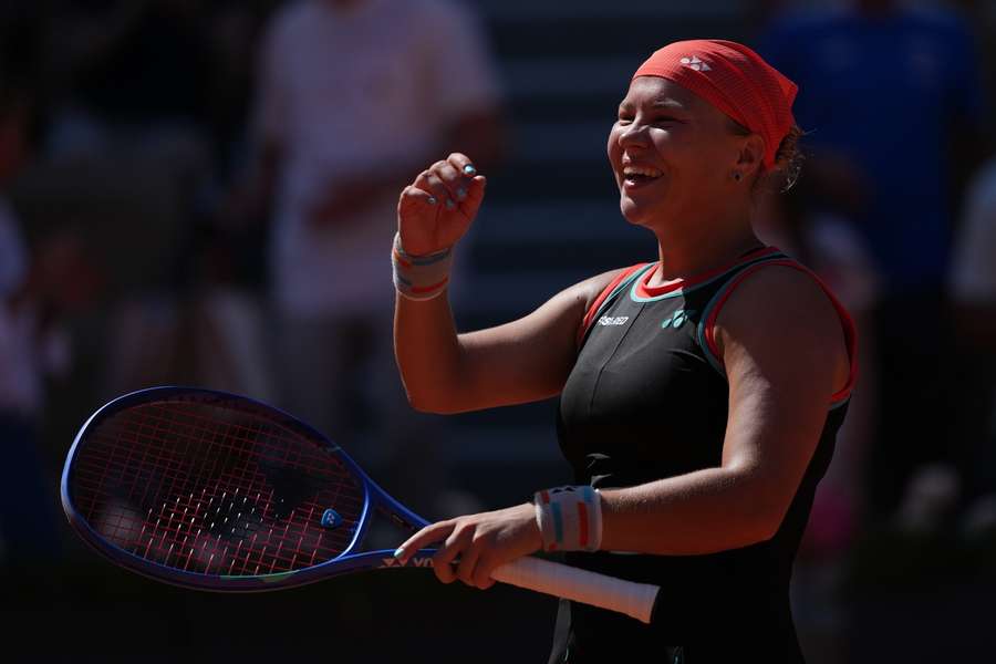 Diana Šnajderová slaví postup do čtvrtfinále Roland Garros.