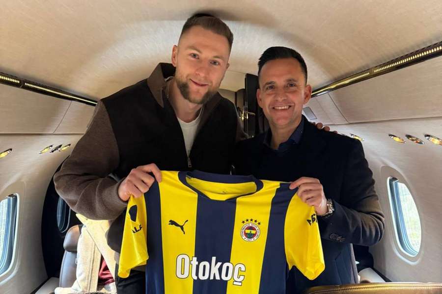 Milan Škriniar už pózoval s dresem Fenerbahce.