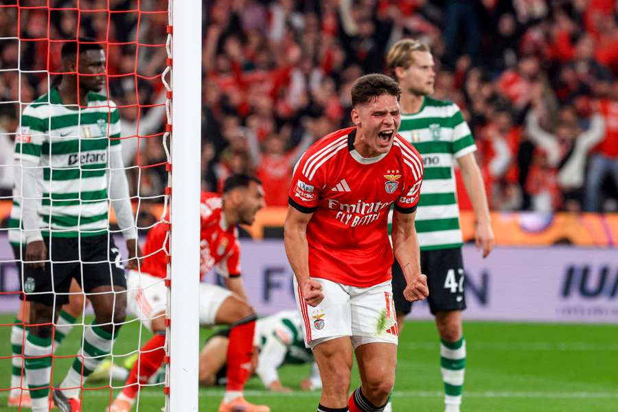 Sudakov celebra golo do empate no dérbi na 1º volta