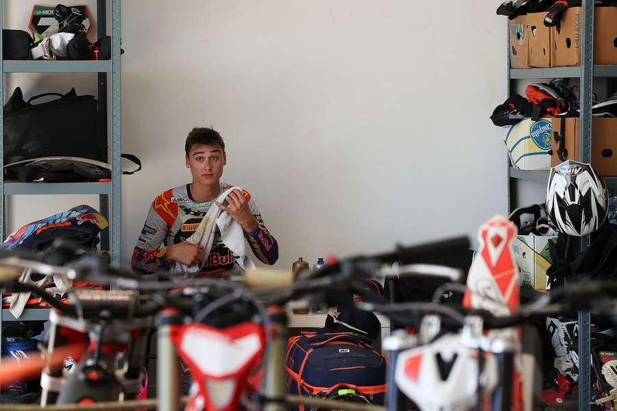 O piloto belga de motocrosse Liam Everts, filho de Stefan Everts, decacampeão do Mundo, posa no final de um treino no Alentejo