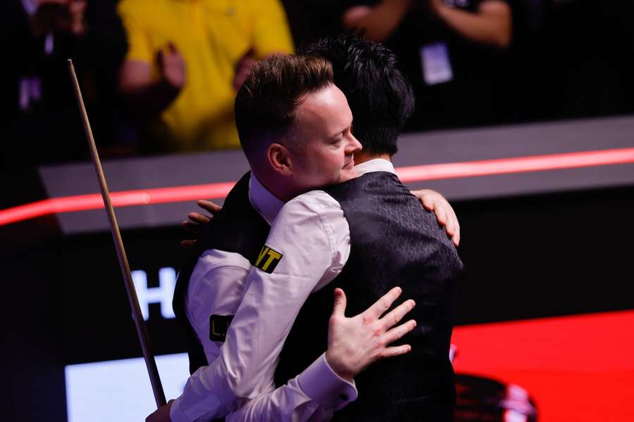 Shaun Murphy și Wu Yize se îmbrățișează după finala Mondialului de Snooker