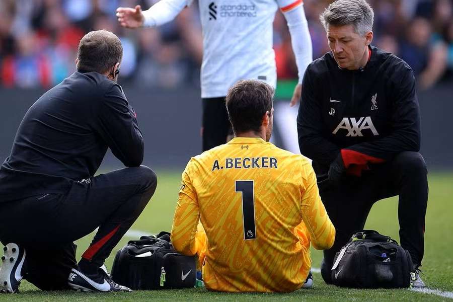 Alisson Becker se zranil v sobotním zápase Premier League s Crystal Palace