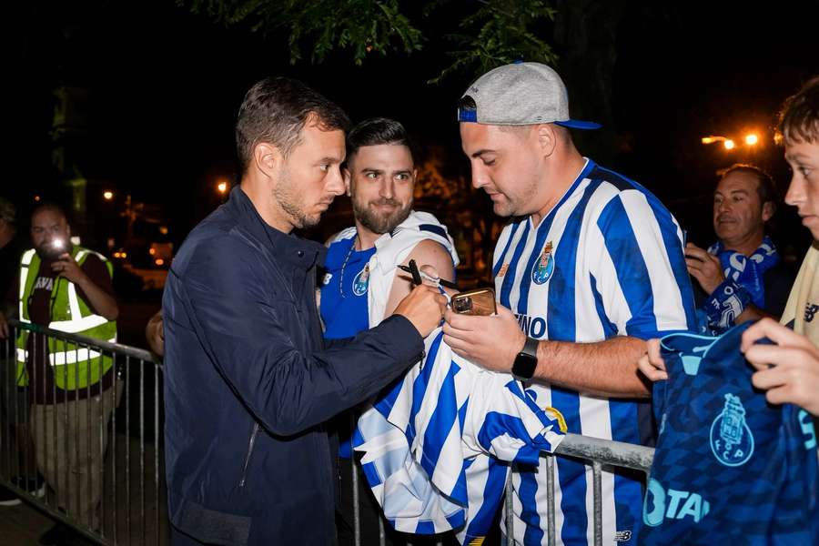 Martín Anselmi  com os adeptos em Newark