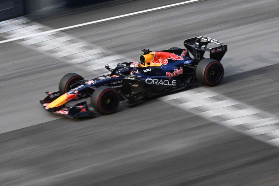 Max Verstappen taglia il traguardo Max Verstappen taglia il traguardo