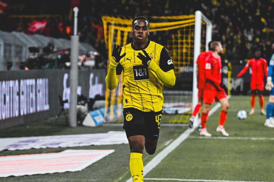 Křídelník Jamie Gittens se raduje po gólu do sítě Bayernu.