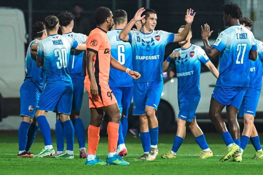 Ronny Labonne de la FCSB și jucătorii Gloriei Bistrița 