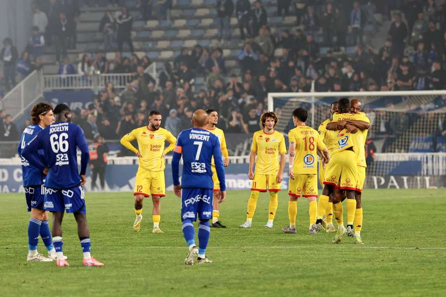 Jogadores do Bastia e do Le Mans durante a suspensão da partida