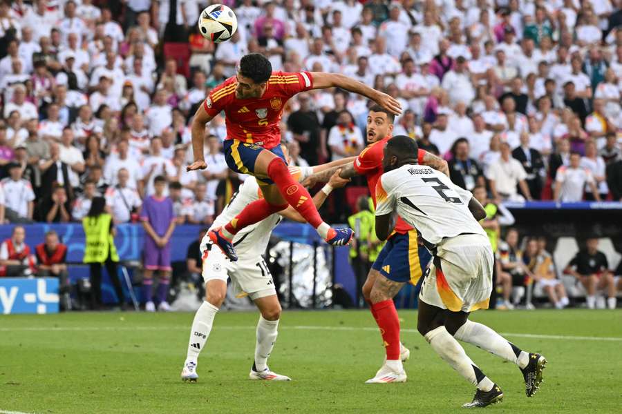 Mikel Merino remata de cabeza ante Alemania en cuartos de final Mikel Merino remata de cabeza ante Alemania en cuartos de final