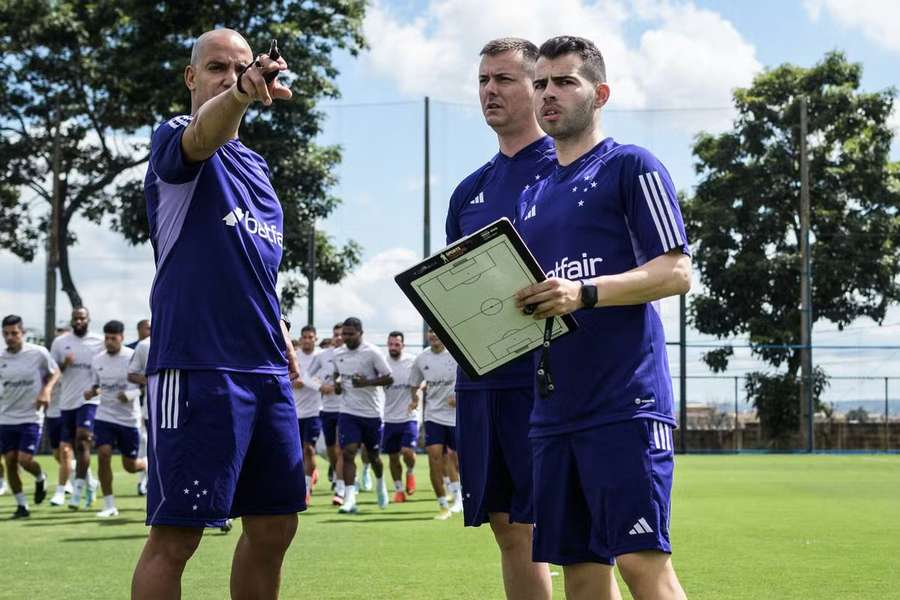 Pepa com parte da equipa técnica num treino do Cruzeiro