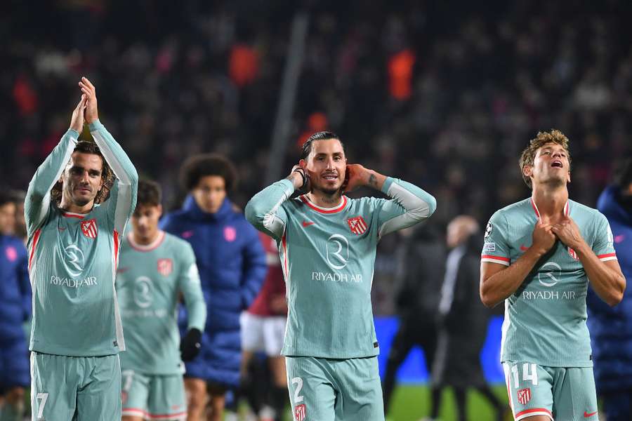 Griezmann, Giménez e Llorente cumprimentaram os torcedores, em Praga, após goleada