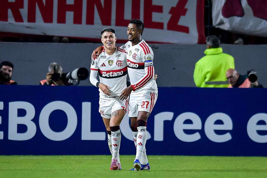 Luiz Araújo e Bruno Henrique comemoram gol do Flamengo contra o Estudiantes pela Copa Libertadores.