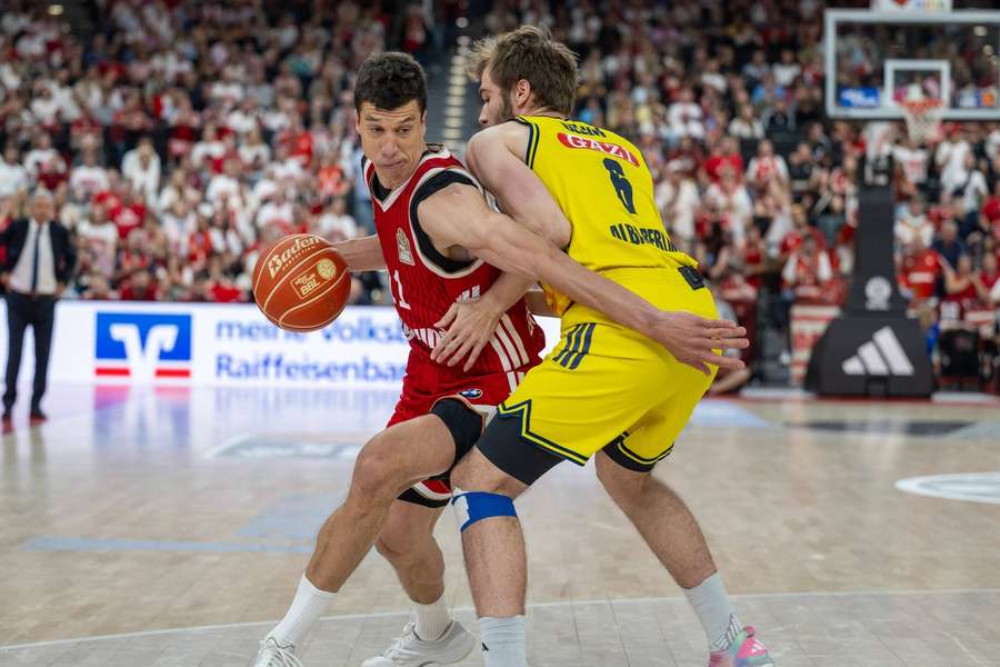 Zweikampf zwischen Vladimir Lucic (l.) und Malte Delow (r.)