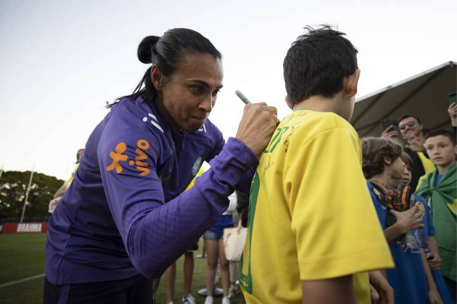 Marta distribui autógrafos em Gold Coast em treino da Seleção Brasileira