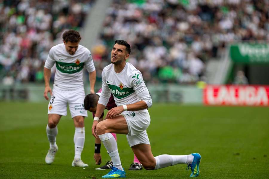 Útočník Rafa Mir byl nepravomocně odsouzen. Útočník Rafa Mir byl nepravomocně odsouzen.