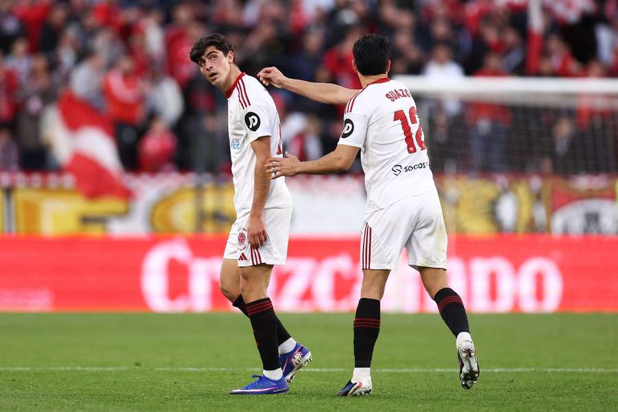Juanlu, con Suazo, tras ser expulsado ante el Alavés Juanlu, con Suazo, tras ser expulsado ante el Alavés