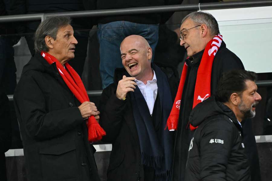 Infantino, presidente de la FIFA, en el centro de la imagen junto a Dominique Blanc y a Guy Parmelin