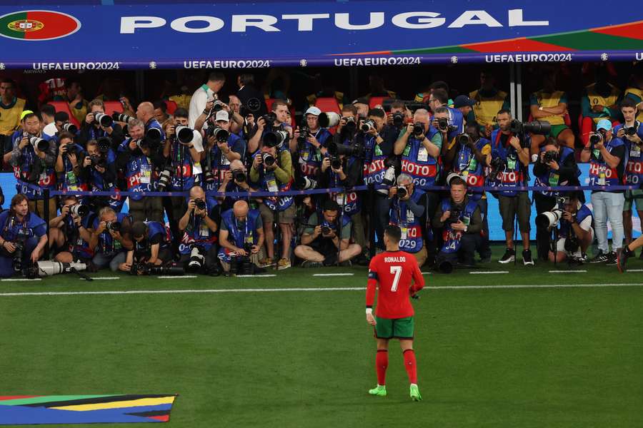 Vaya donde vaya, Ronaldo tiene una legión de fans y prensa que le acompaña