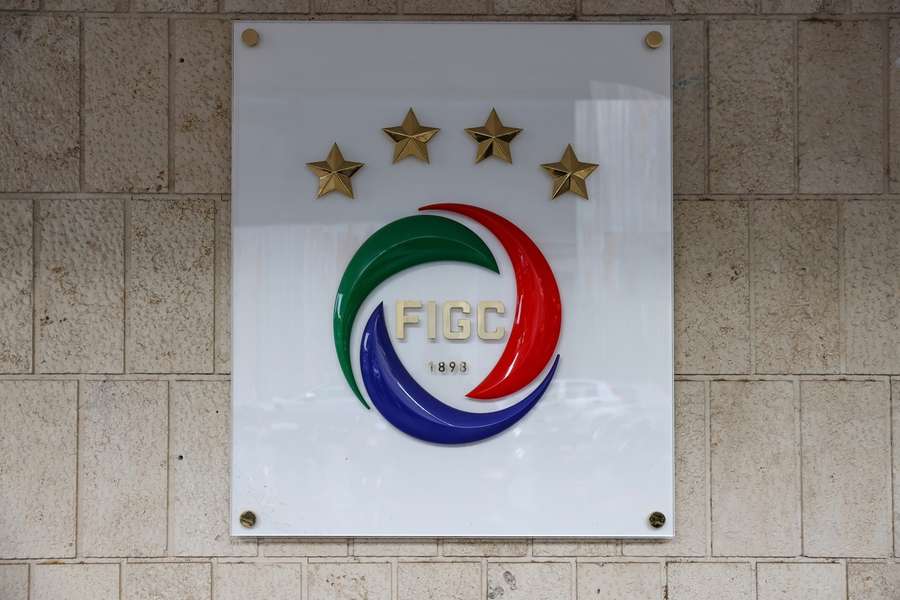 Il logo all'entrata della sede della Figc