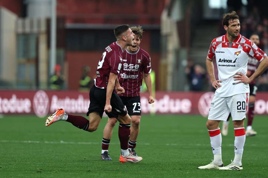 Antonio Raimondo esulta per il gol segnato alla Cremonese