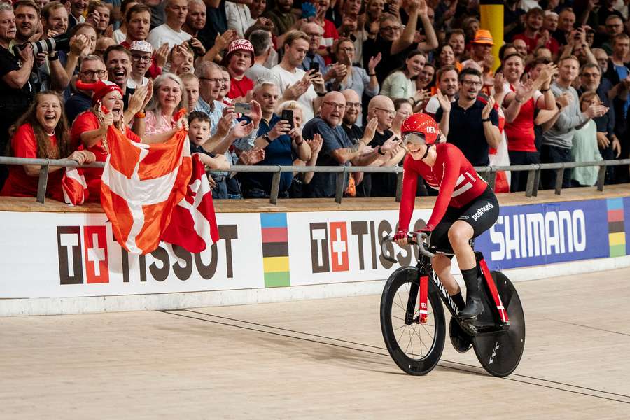 Julie Leth har på to dage vundet to VM-guldmedaljer, karrierens første som senior på velodromen. 