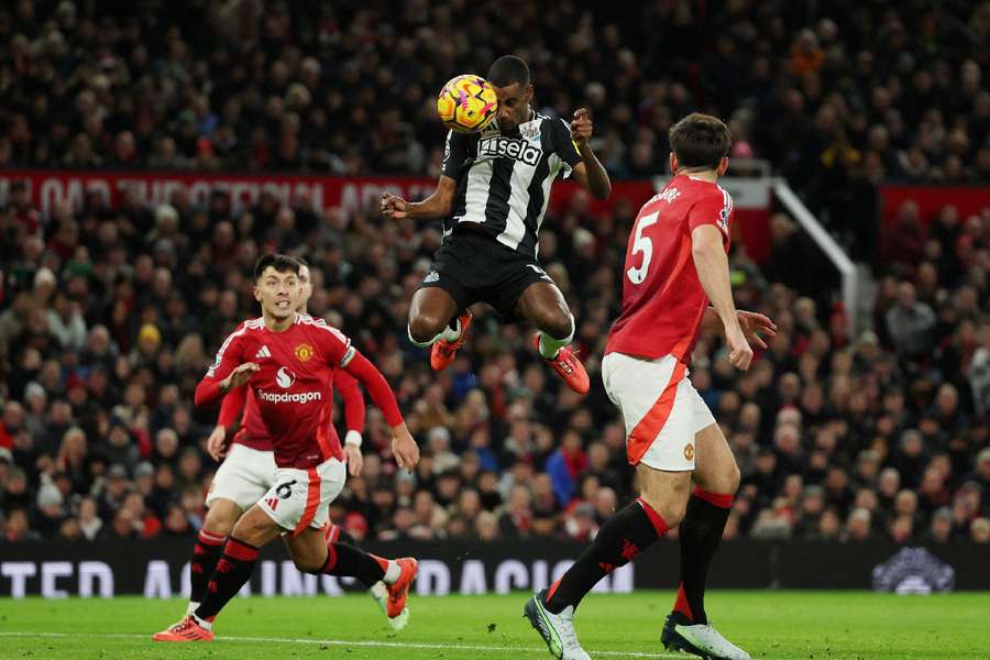 Alexander Isak scores Newcastle United's first goal vs Manchester United 