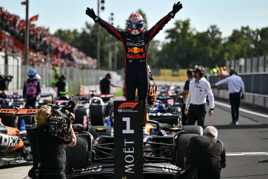 Max Verstappen slaví triumf ve Velké ceně Itálie.