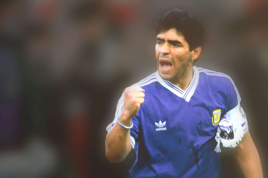 Maradona, con la camiseta de la selección Argentina, levanta el puño.