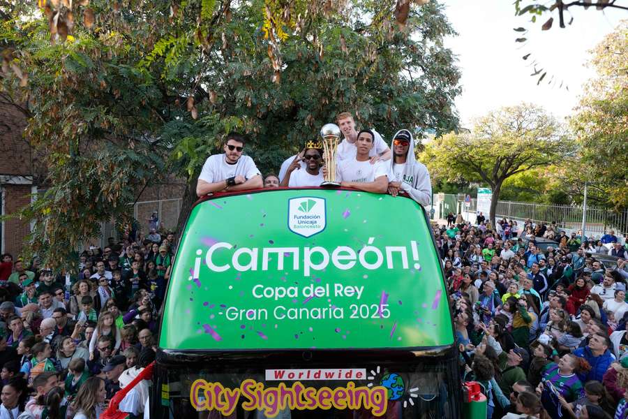 Los aficionados del Unicaja, alrededor del autocar de los jugadores, en Los Guindos