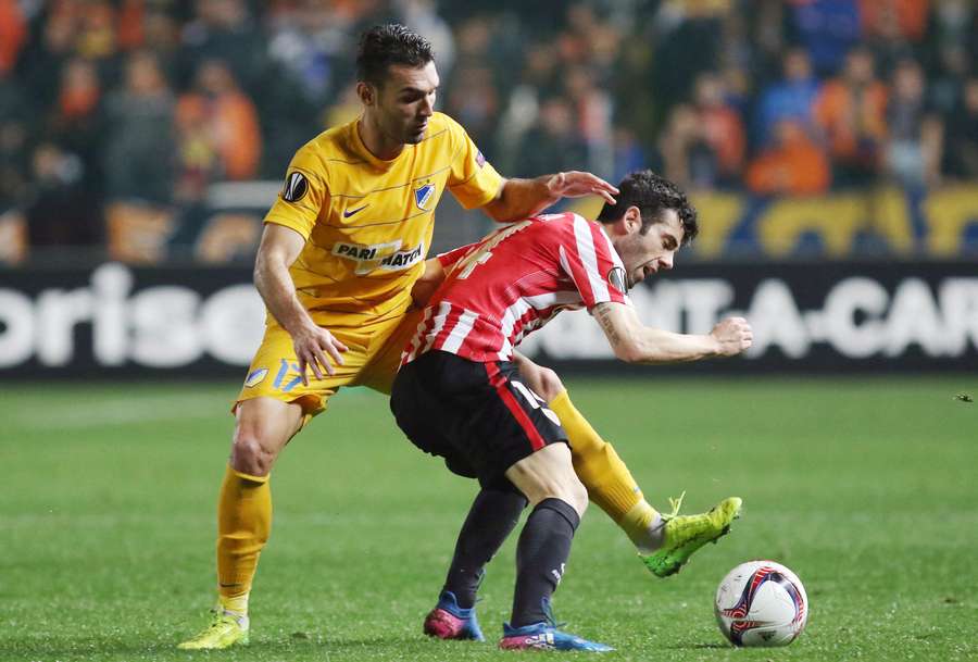 David Barral ante Susaeta, en un APOEL Nicosia-Athletic David Barral ante Susaeta, en un APOEL Nicosia-Athletic