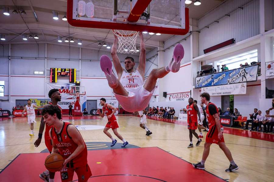 Daniel Relvão com um afundanço diante do Galitos