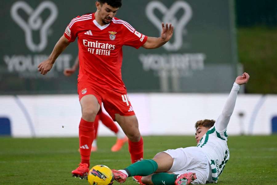Aguilera tenta roubar a bola a Tomás Araújo