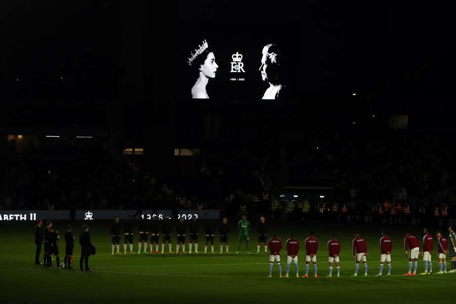 Jogos da última rodada da Premier League foram marcados por homenagem à rainha Elizabeth