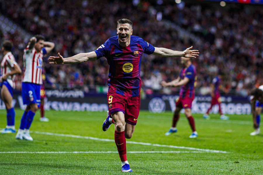 Lewandowski comemora gol da vitória contra o Atlético de Madrid por LaLiga