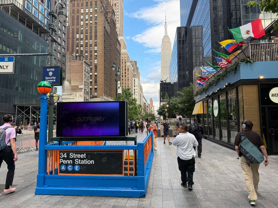 Estação tomada com as cores do New York Knicks virou um ponto turístico imediato Estação tomada com as cores do New York Knicks virou um ponto turístico imediato