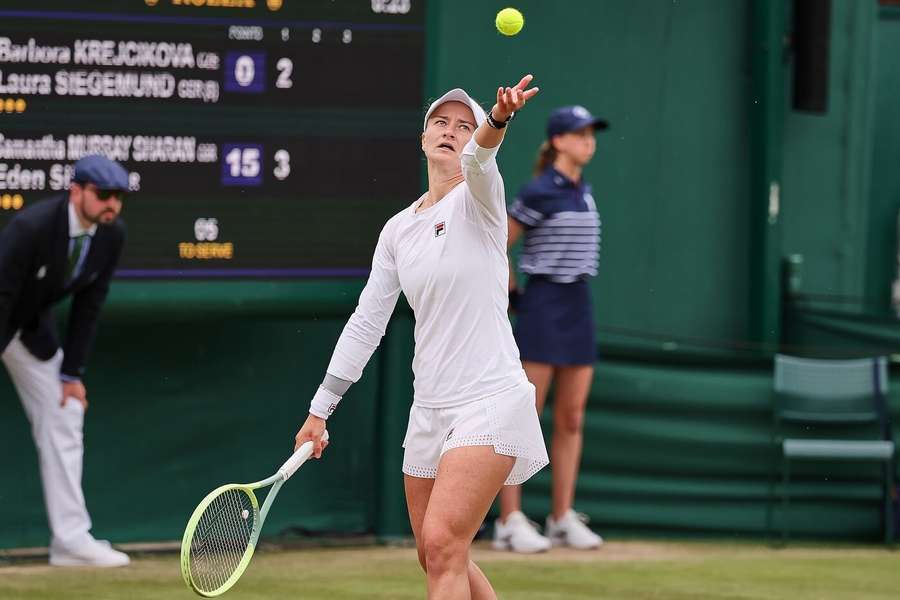 Barbora Krejčíková je podruhé v osmifinále Wimbledonu.