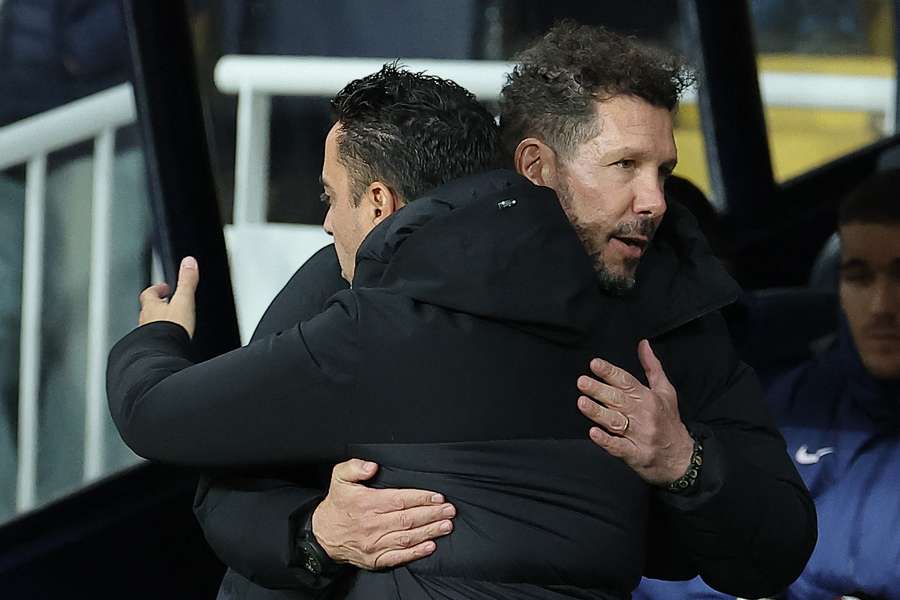 Xavi y Simeone se abrazan.