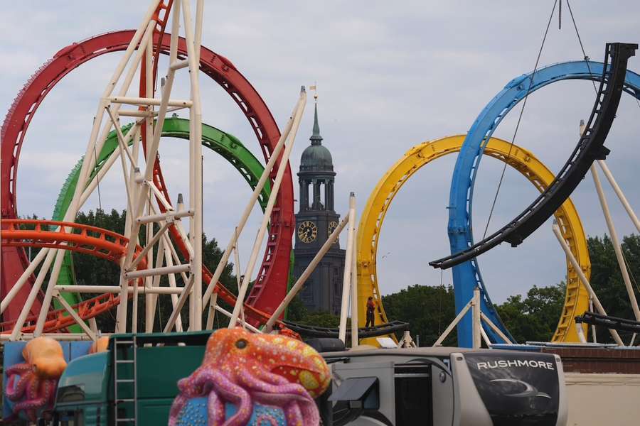 Auch der Hamburger Dom hat sich für die Olympia-Bewerbung herausgeputzt.