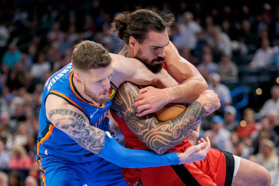 Isaiah Hartenstein (l.) im Duell mit Houstons Steven Adams