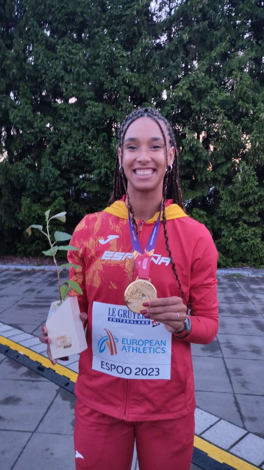 María Vicente, con su medalla de oro de triple salto